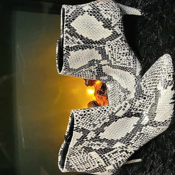 Snakeskin Ankle Boots side zip size 7 - Picture 1 of 11